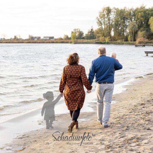 Fotoshoot-Reeuwijkse-Plassen-door-Dasja-Dijkstra-met-Schaduw-van-hun-overleden-dochter-handgetekend-erbij-scaled-1