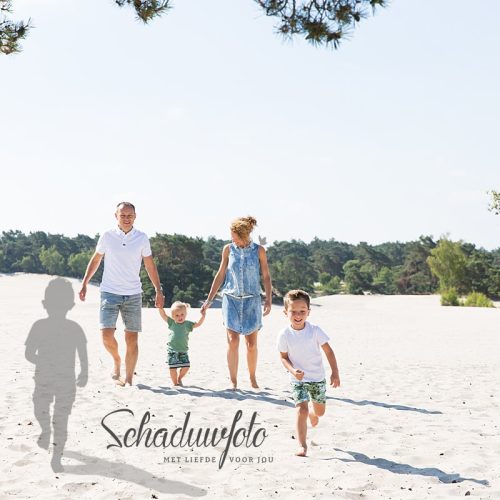 schaduwfoto-door-Dasja-Dijkstra-in-samenwerking-met-Das-Knuss-Soesterduinen-overleden-jongen-op-de-foto-schaduwschets-schaduw-overleden-jongen-op-de-foto-min